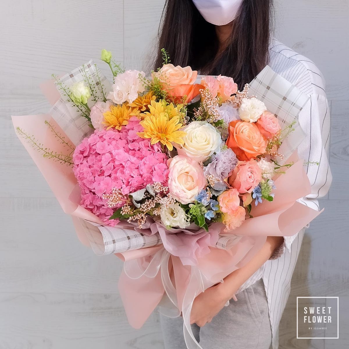 ช่อ หลากสี หวาน ดอกไม้หลัก ไฮเดรนเยีย กุหลาบ เยอบีร่า — ผลงานร้านดอกไม้ Sweetflower by Issaree — ภาพที่ 2 จาก 2