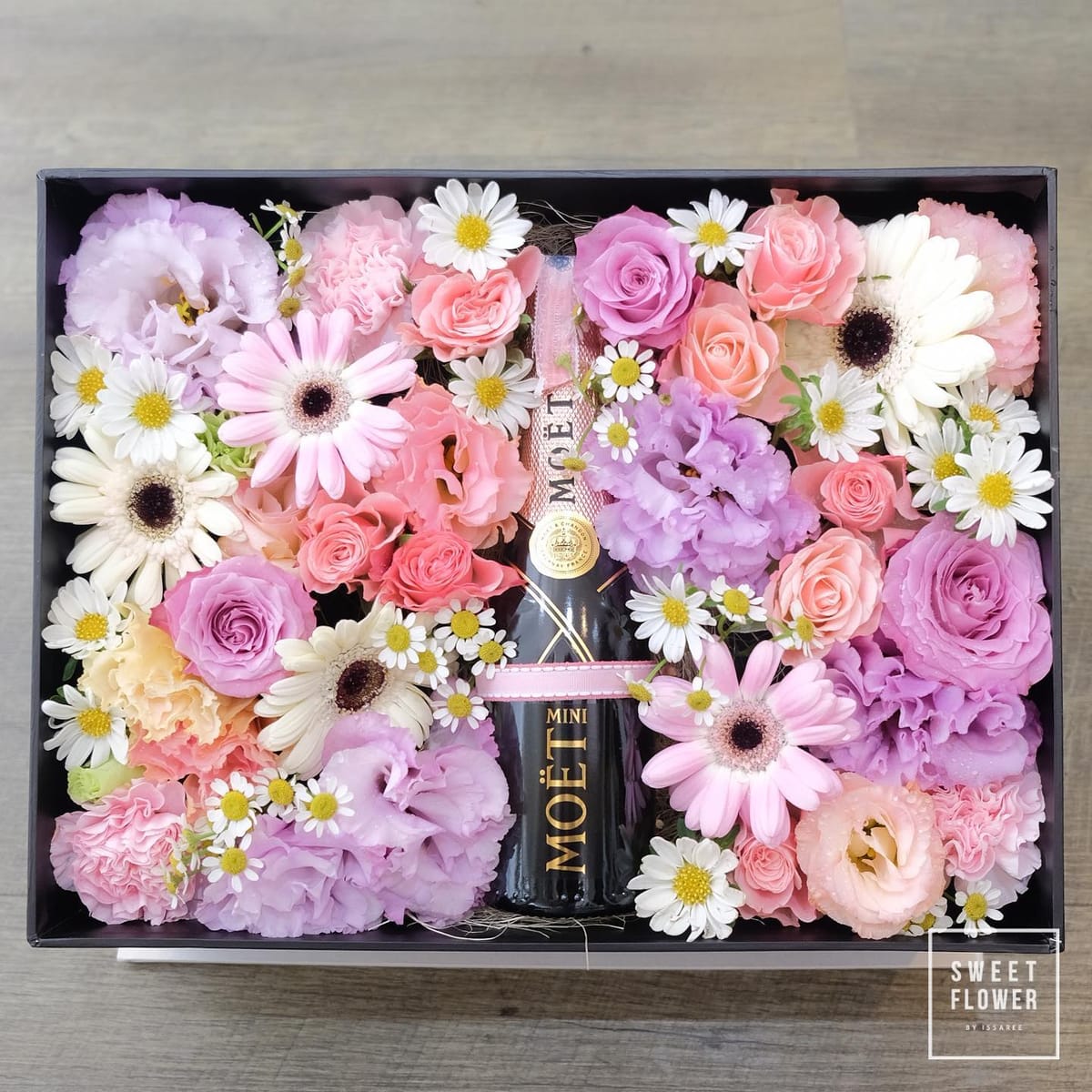 กล่อง หลากสี ดอกไม้หลัก กุหลาบ เดซี่/มาร์กาเร็ต คาร์เนชั่น — ผลงานร้านดอกไม้ Sweetflower by Issaree
