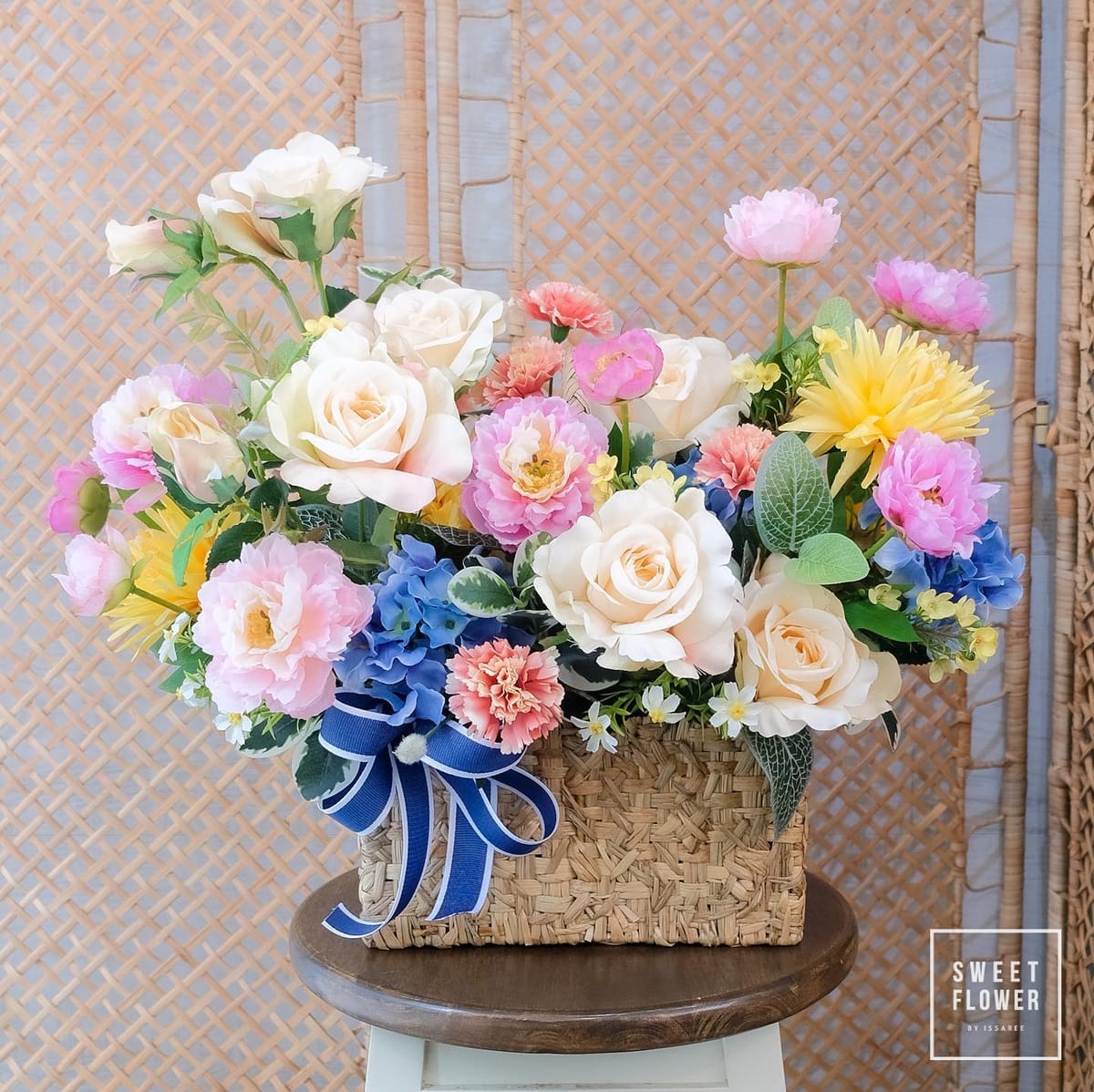 ตะกร้า หลากสี หวาน ดอกไม้หลัก กุหลาบ คาร์เนชั่น ไฮเดรนเยีย — ผลงานร้านดอกไม้ Sweetflower by Issaree — ภาพที่ 2 จาก 3