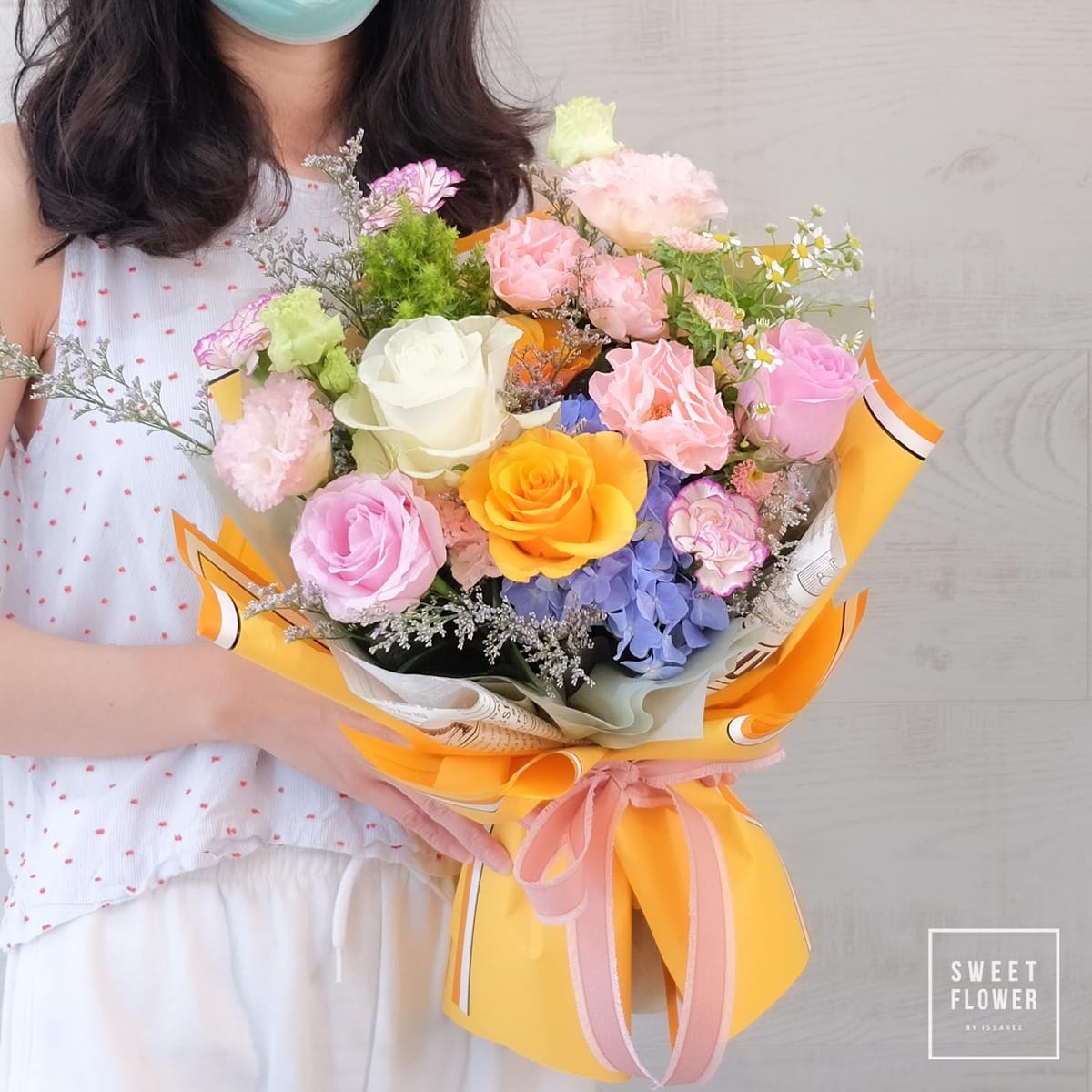 ช่อ เหลือง-ส้ม หวาน ดอกไม้หลัก กุหลาบ คาร์เนชั่น ไฮเดรนเยีย — ผลงานร้านดอกไม้ Sweetflower by Issaree
