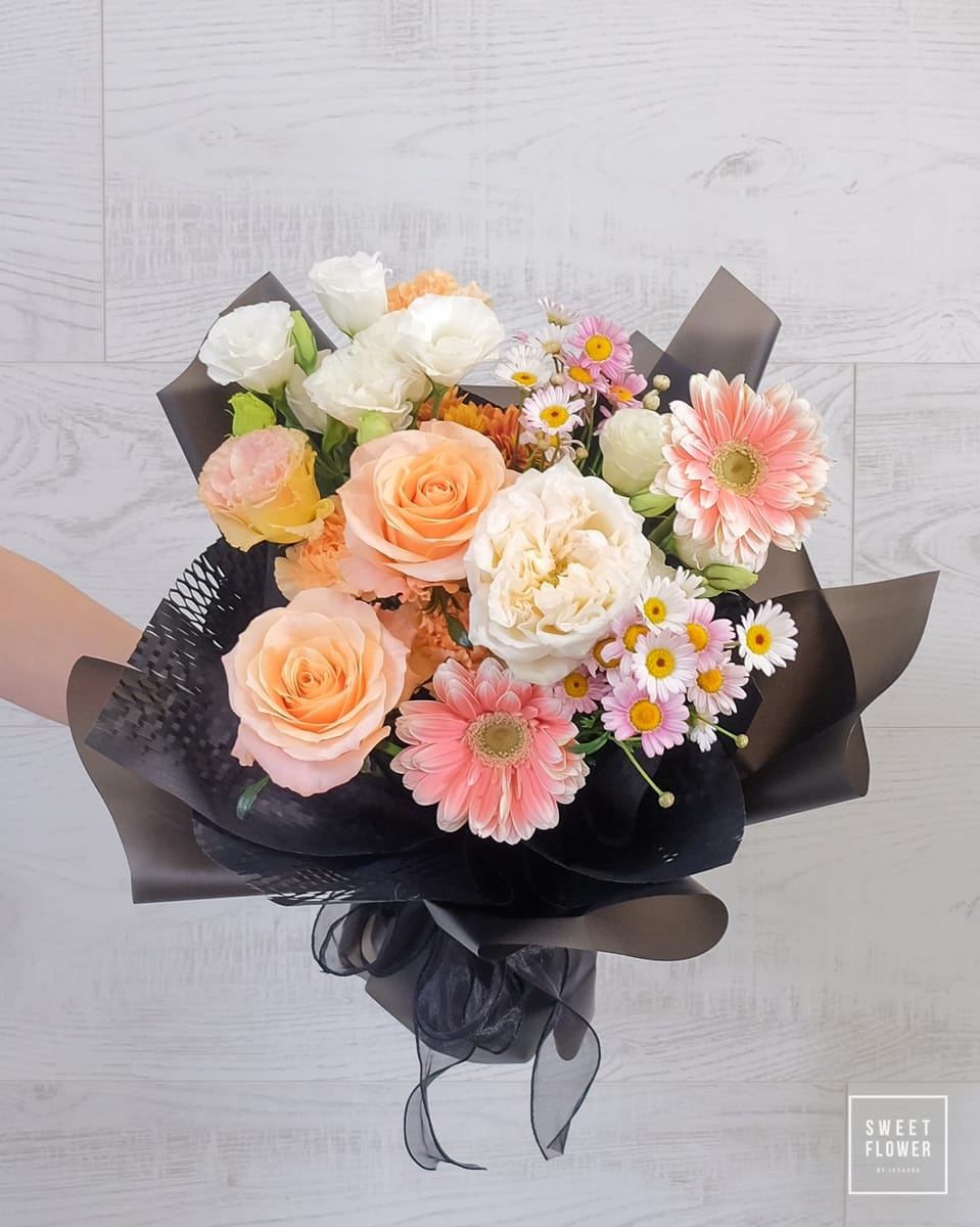 ช่อ พาสเทล คลาสสิก ดอกไม้หลัก กุหลาบ เยอบีร่า — ผลงานร้านดอกไม้ Sweetflower by Issaree — ภาพที่ 3 จาก 3