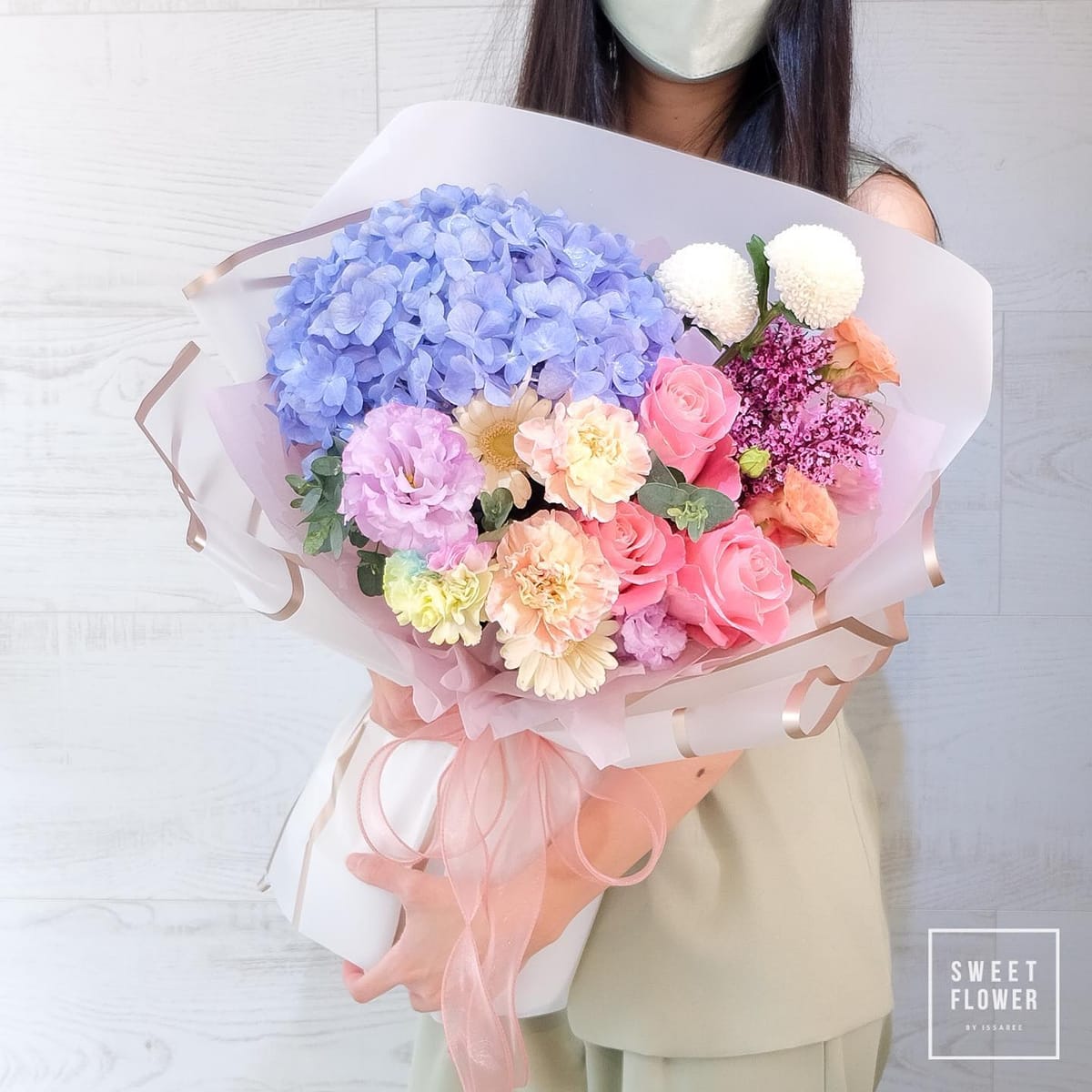 ช่อ ม่วง-ฟ้า หวาน ดอกไม้หลัก ไฮเดรนเยีย กุหลาบ เดซี่/มาร์กาเร็ต — ผลงานร้านดอกไม้ Sweetflower by Issaree — ภาพที่ 2 จาก 2