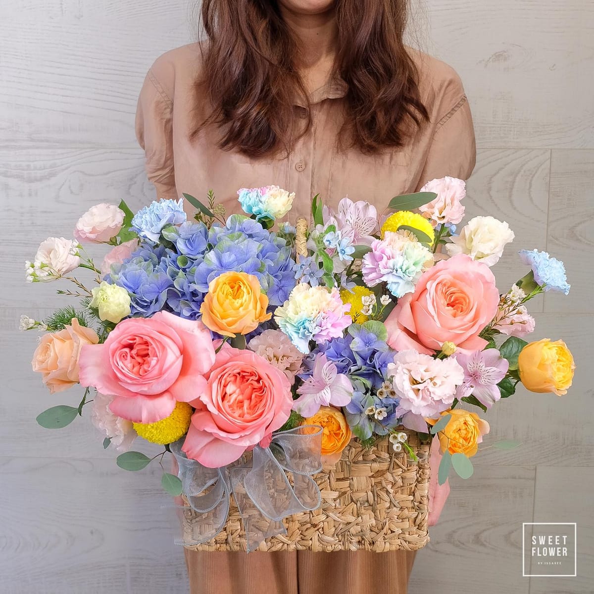 ตะกร้า หลากสี หวาน ดอกไม้หลัก กุหลาบ ไฮเดรนเยีย คาร์เนชั่น — ผลงานร้านดอกไม้ Sweetflower by Issaree — ภาพที่ 2 จาก 2