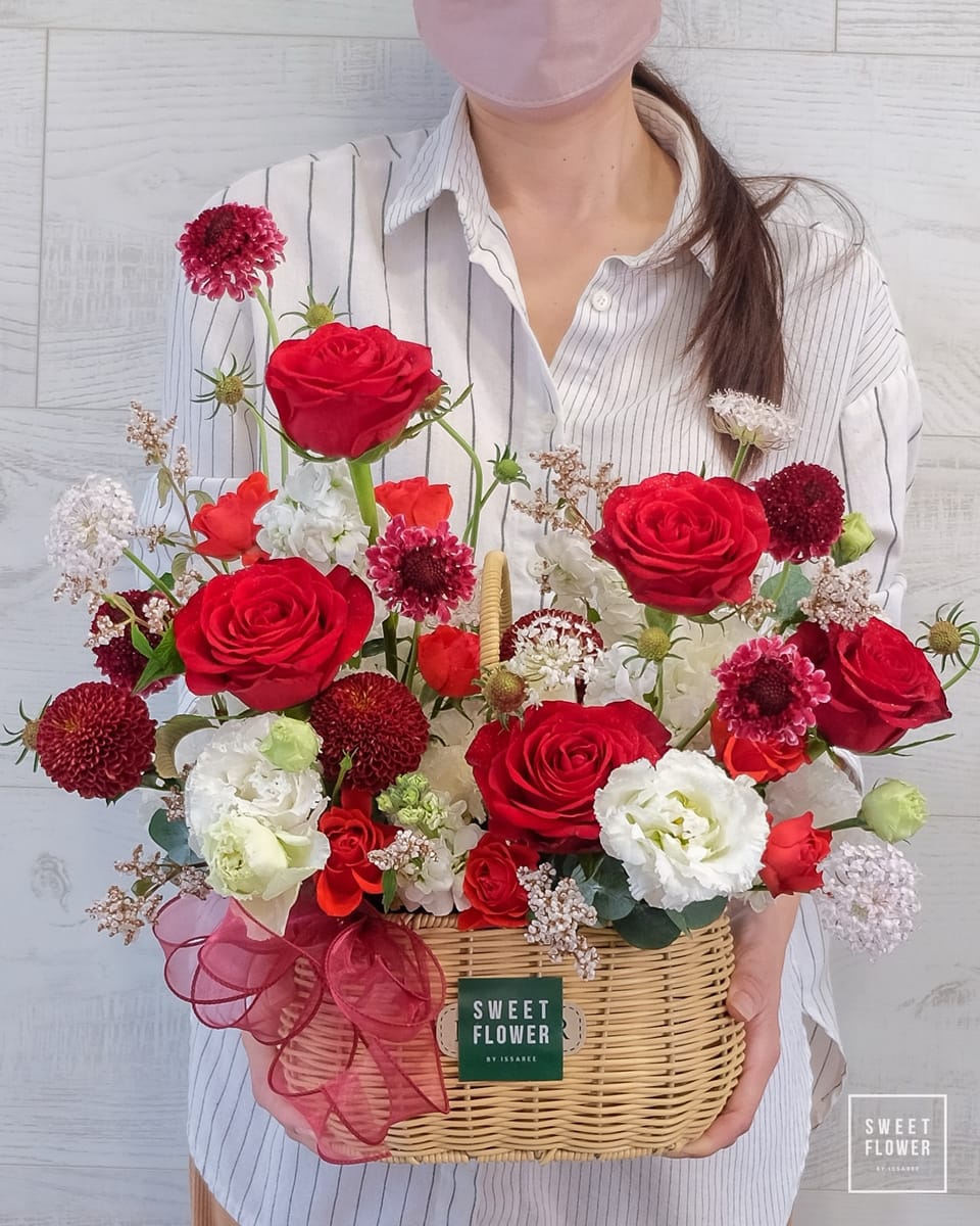 ตะกร้า แดง ขาว คลาสสิก ดอกไม้หลัก กุหลาบ — ผลงานร้านดอกไม้ Sweetflower by Issaree