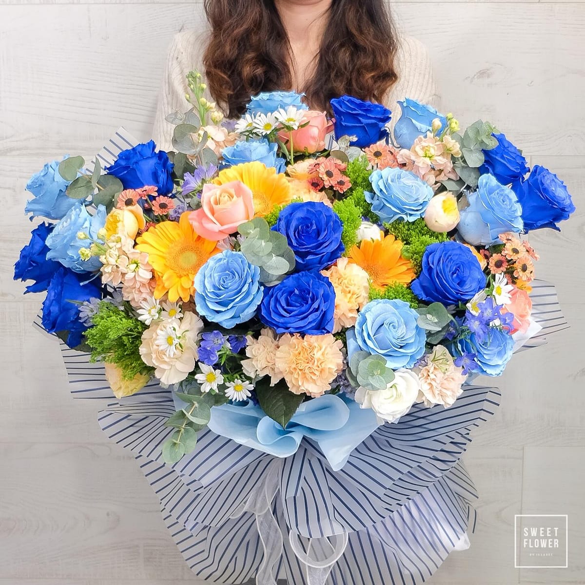 ช่อ หลากสี สดใส ดอกไม้หลัก กุหลาบ เยอบีร่า เดซี่/มาร์กาเร็ต — ผลงานร้านดอกไม้ Sweetflower by Issaree — ภาพที่ 2 จาก 2